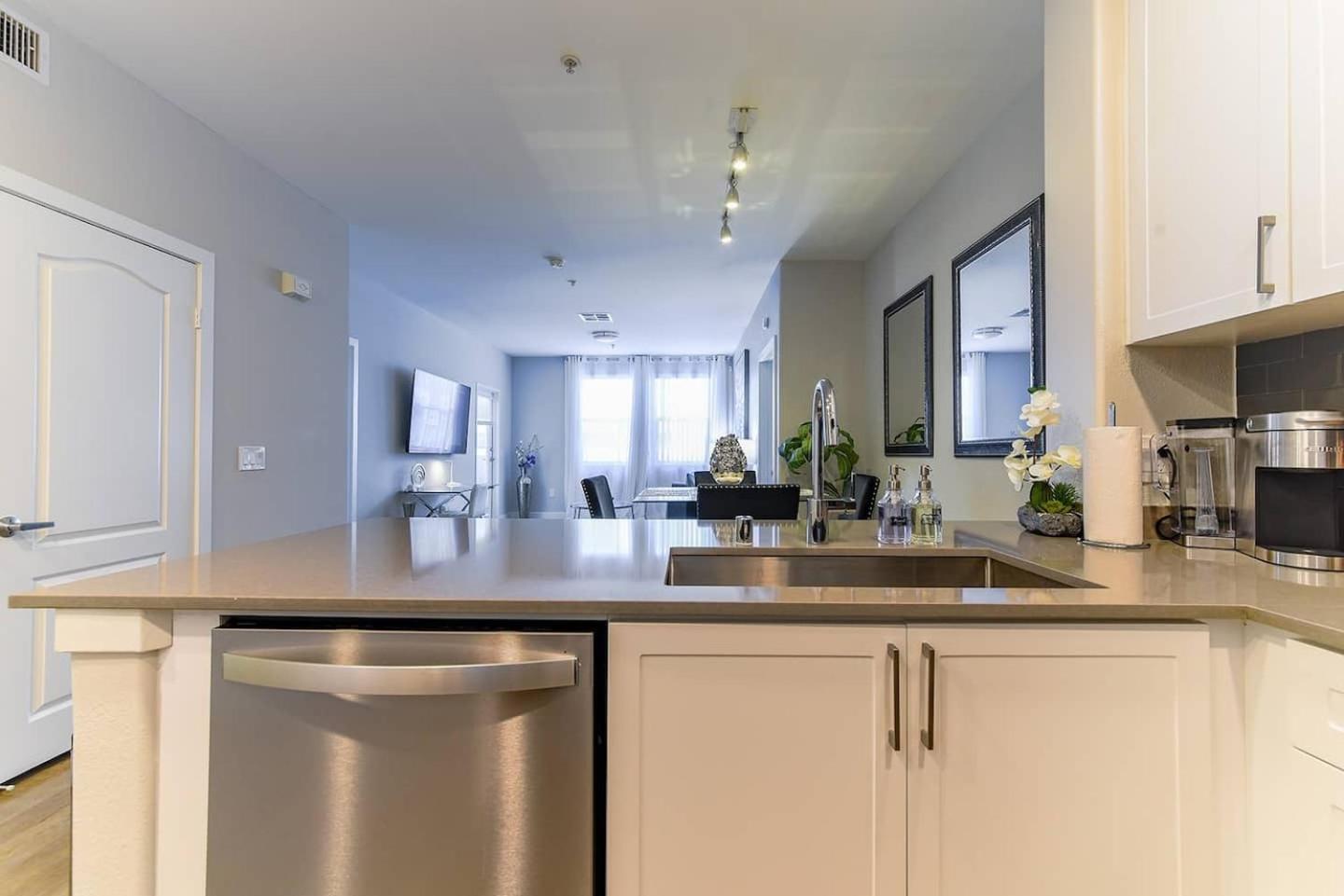 Appartement Hollywood, 21, 24 Hr Gym, Free Parking, Wi-fi *