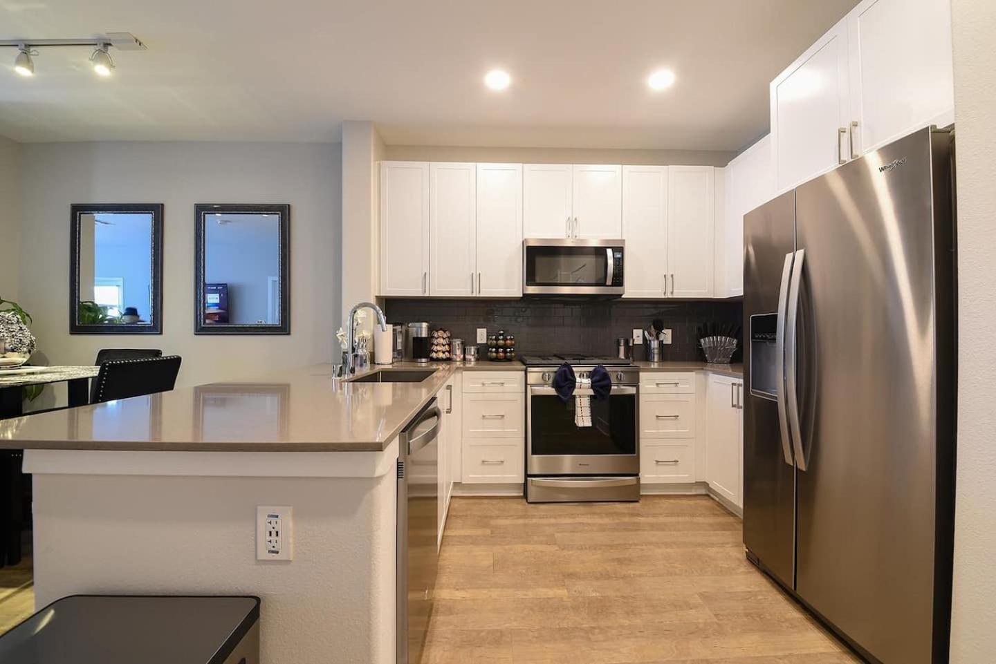 Hollywood, 21, 24 Hr Gym, Free Parking, Wi-fi Appartement