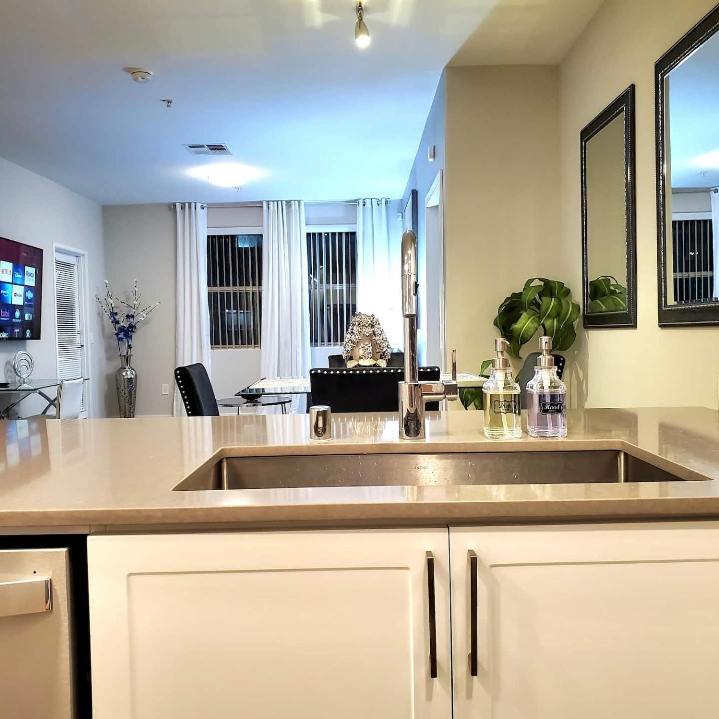Hollywood, 21, 24 Hr Gym, Free Parking, Wi-fi * Los Angeles