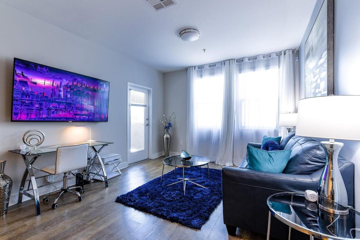 Hollywood, 21, 24 Hr Gym, Free Parking, Wi-fi * Los Angeles